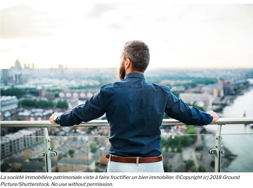 Homme de dos avec vue en second plan sur la ville