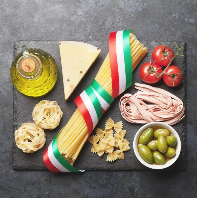 Ingr&eacute;dients de la cuisine italienne (p&acirc;tes, olives, tomates, fromage, huile d'olive)