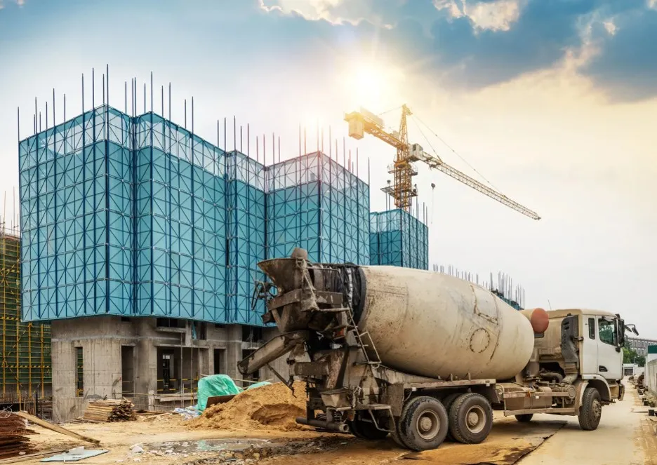 Un camion toupie stationn&eacute; sur un chantier de construction d'immeuble