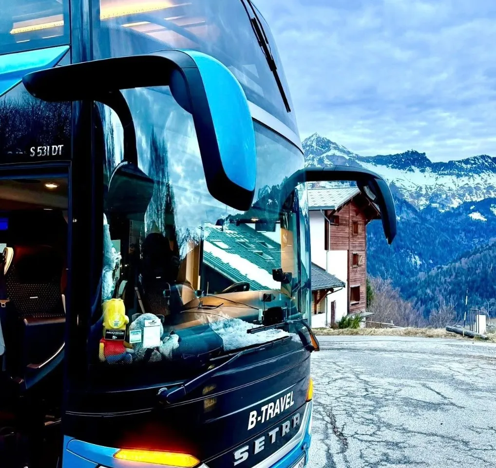 Bus de tourisme stationn&eacute; en montagne