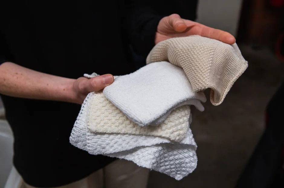 Personne tenant une petite pile de linges pli&eacute;s
