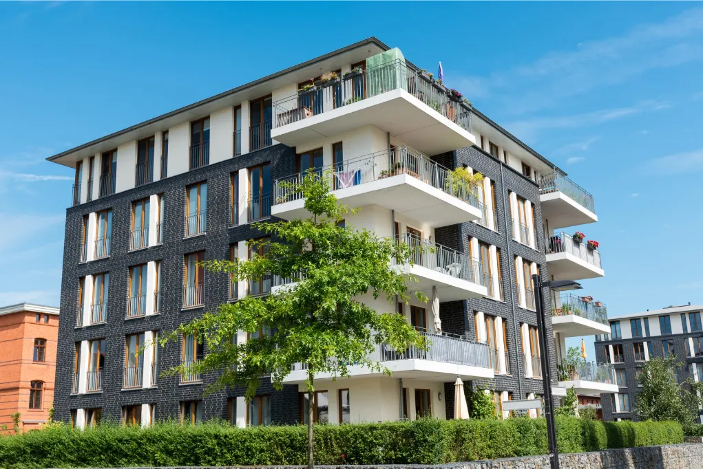 Immeuble r&eacute;sidentiel moderne avec balcons.
