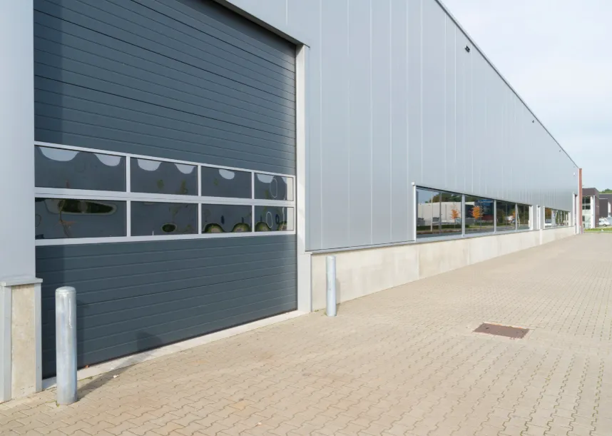 Fa&ccedil;ade d'un b&acirc;timent industriel avec une grande porte de garage