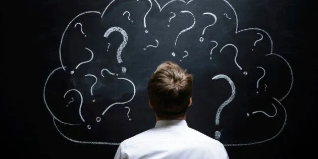 Personne face &agrave; un tableau avec des points d'interrogation