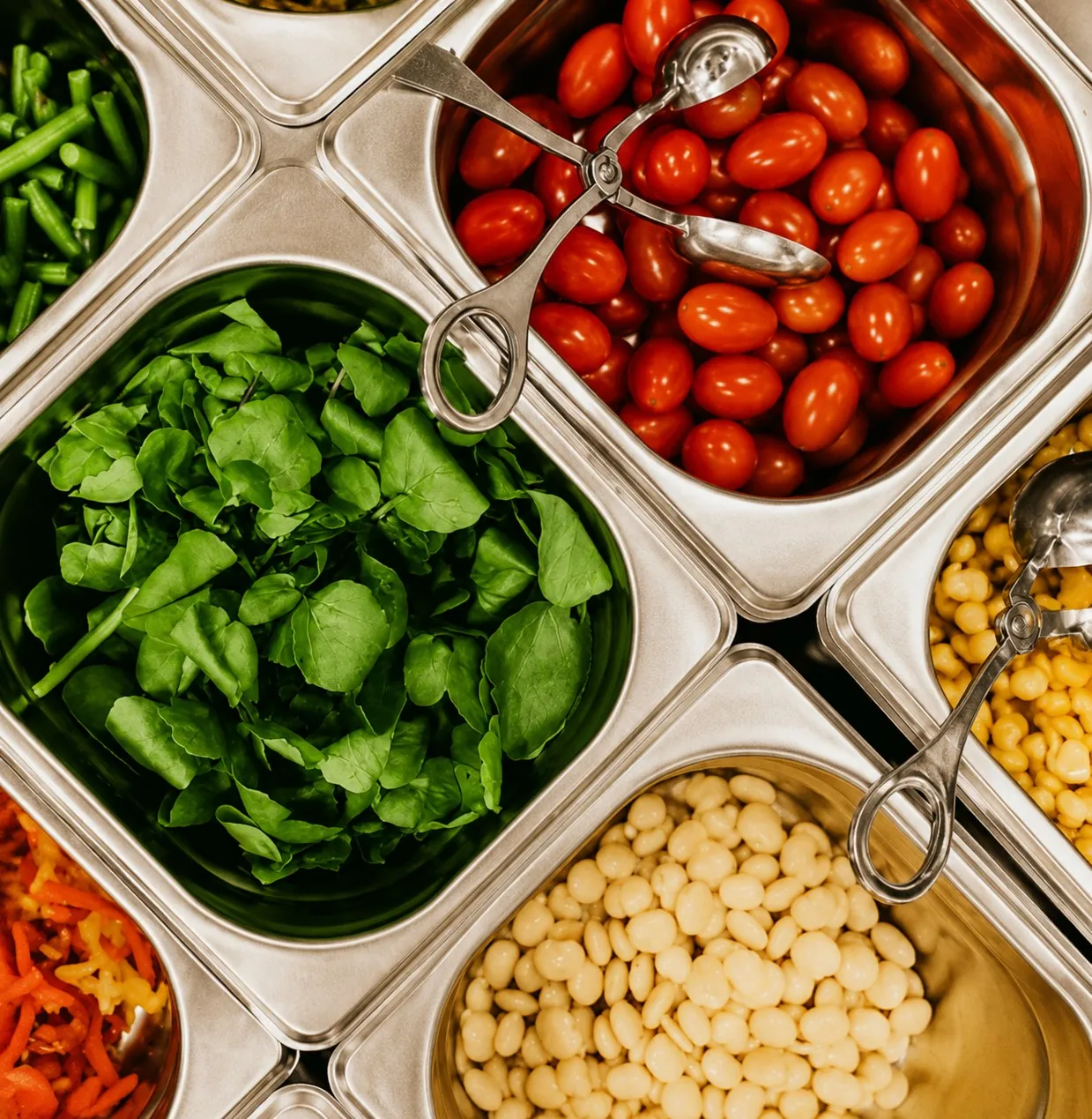 Buffet color&eacute; de salades fra&icirc;ches