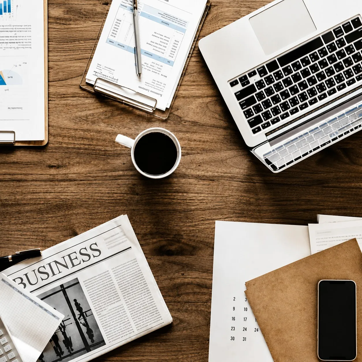 Bureau professionnel avec caf&eacute; et documents